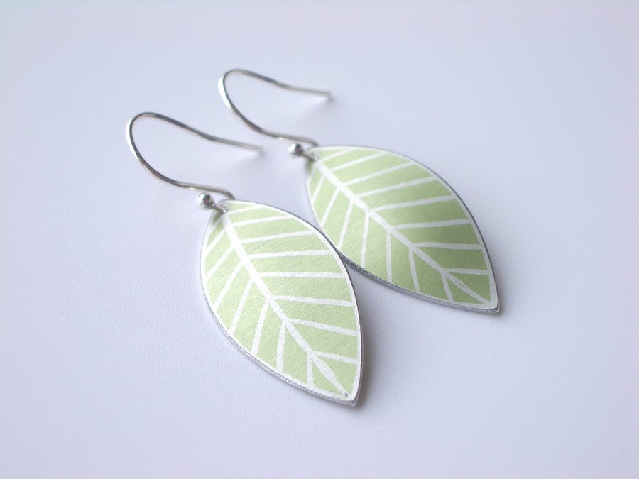  Leaf oval earrings in light green 