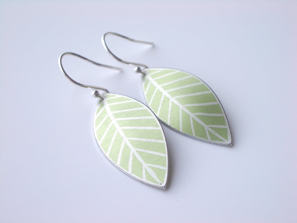  Leaf oval earrings in light green 