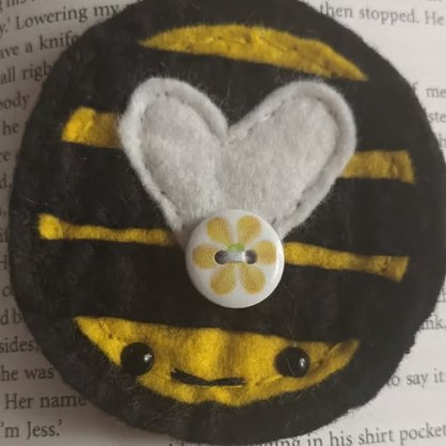 'Bumble Bee' bookmark hand sewn in wool blend felt (B)