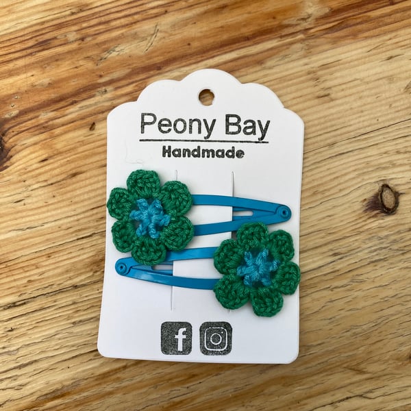 Pair of girls flower hair clips in blue and green
