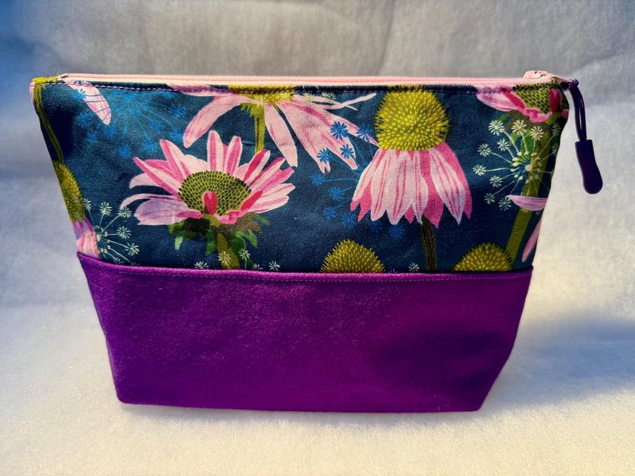 Echinacea - Medium zipped water-resistant pouch for toiletries, make-up etc...