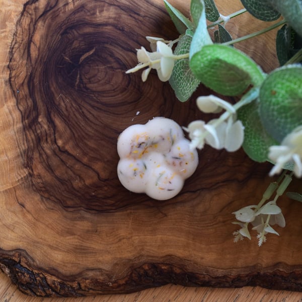 Ylang-ylang Vegan wax melt.