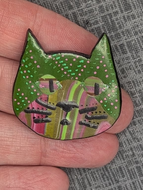 Green dotty stripy cat brooch