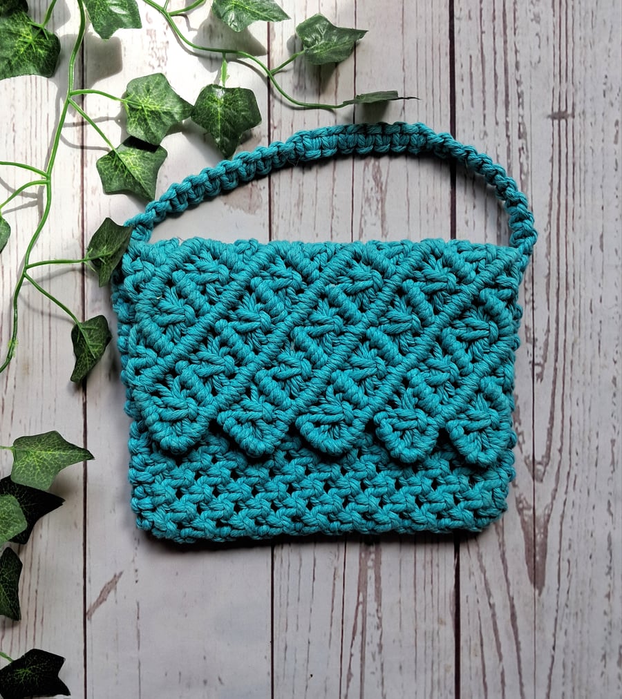 Scalloped edge macrame handbag