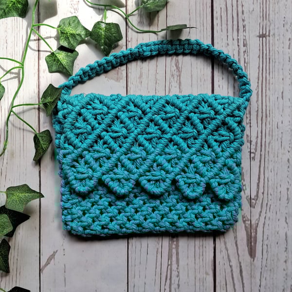 Scalloped edge macrame handbag