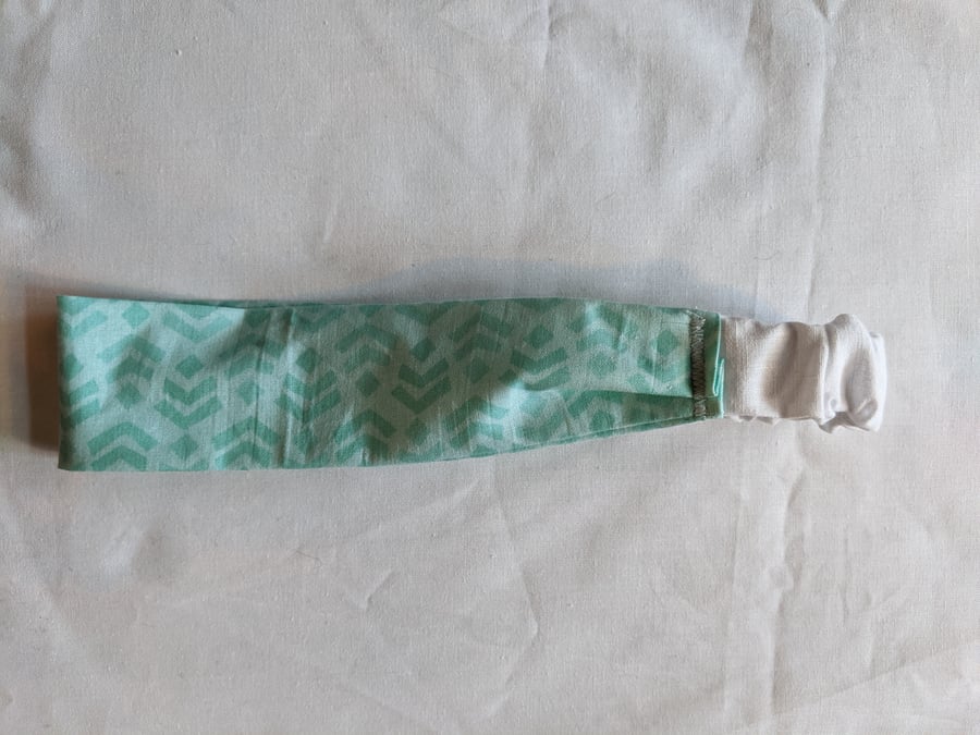 Hair band with aqua geometric pattern