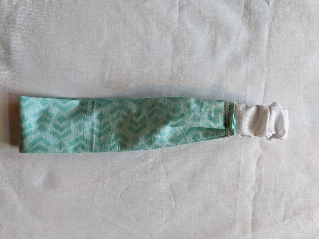 Hair band with aqua geometric pattern