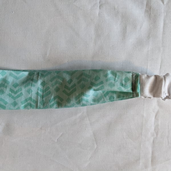 Hair band with aqua geometric pattern