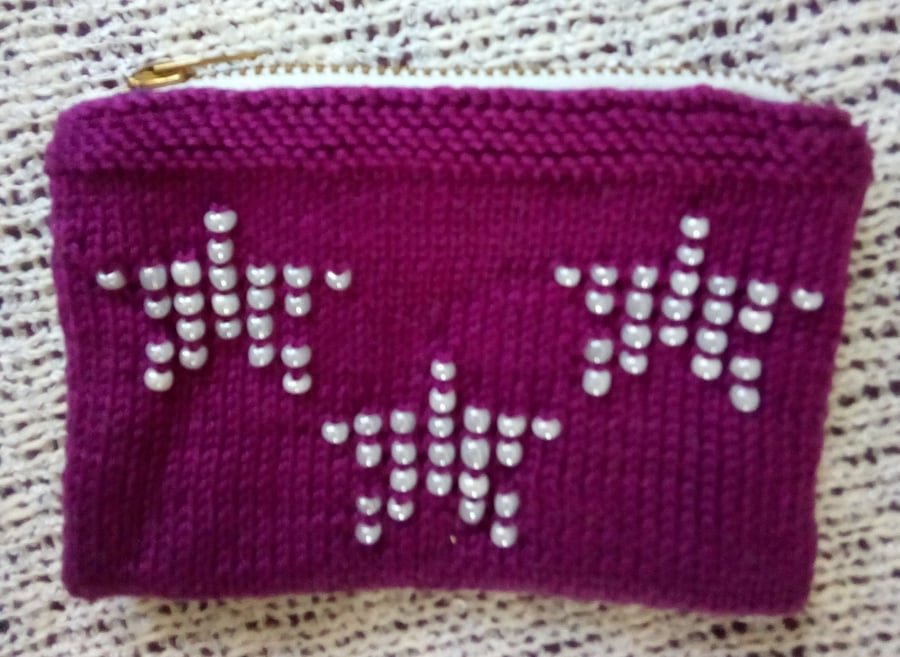 Berry knitted purse with star design