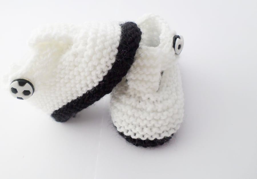 Hand knitted baby boy T bar shoes booties 0-3 months