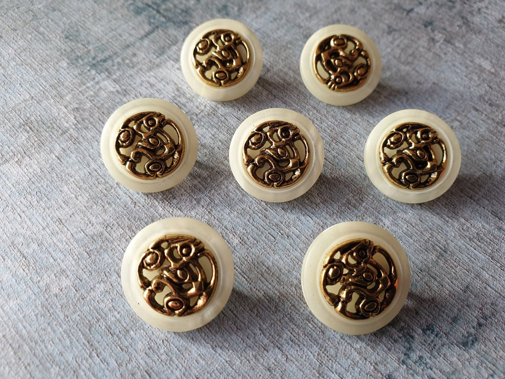  20.3mm 32L Gold and Polyester Pearl buttons
