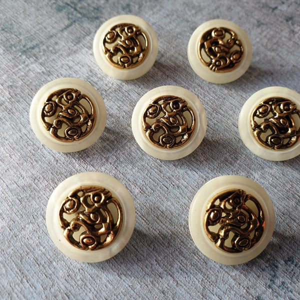  20.3mm 32L Gold and Polyester Pearl buttons