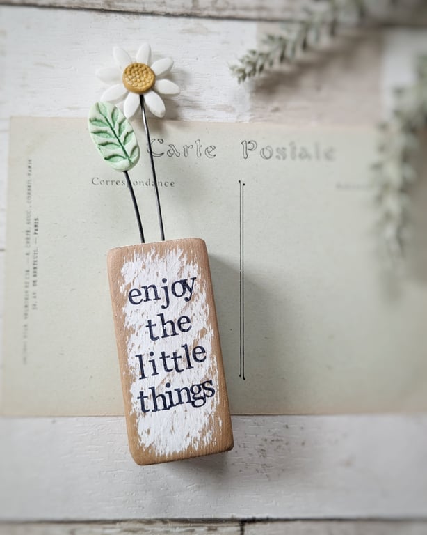Clay Daisy Flower in a Printed Wood Block 'Enjoy the Little Things'