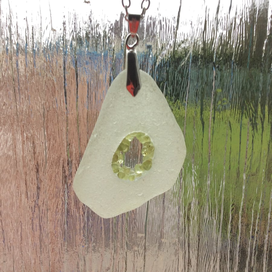 Beach glass with peridot pendant  (0531)