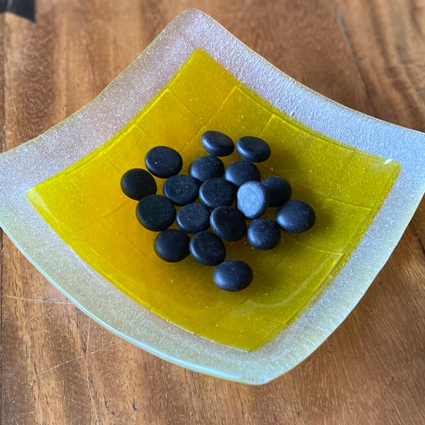 Optical illusion glass dish