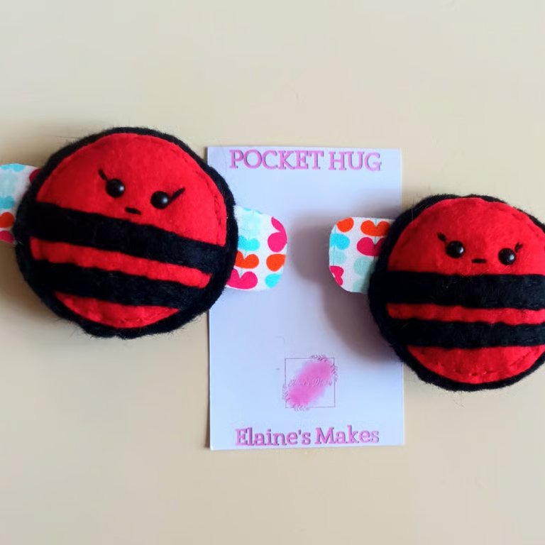 'Bumble Bee' pocket hug & pocket hug card hand sewn in wool blend felt (red)