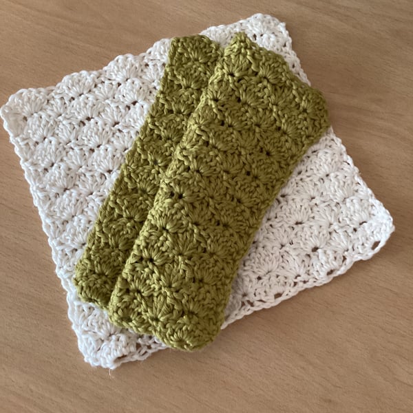 TWO CROCHET FACE CLOTHS GREEN & CREAM REUSABLE WASH CLOTHS