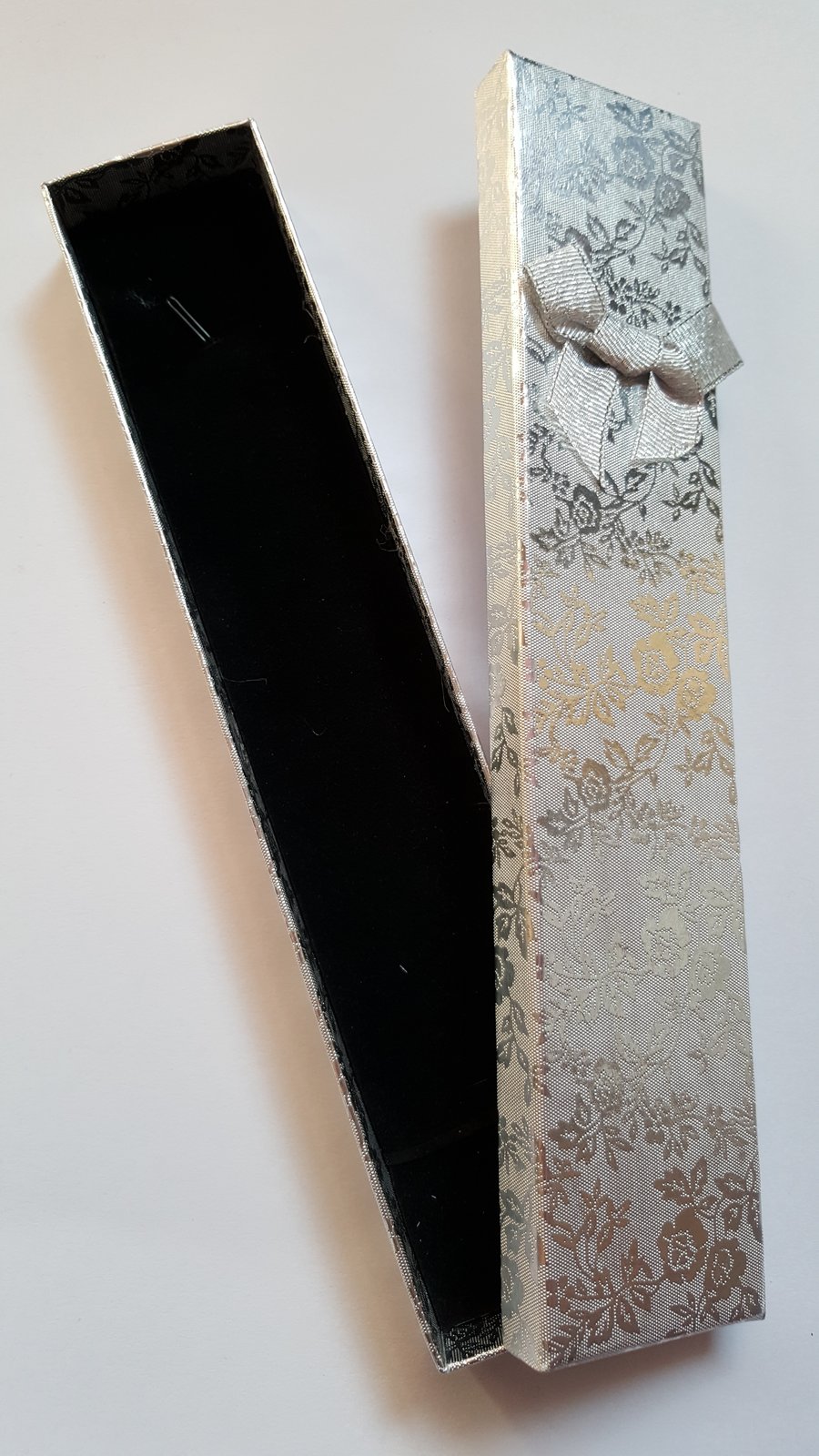 1 x Cardboard Jewellery Gift Box - 21.5cm - Metallic Flowers - Silver 