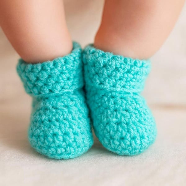 Spring Green Crochet Baby Booties, Gender-Neutral Cot Shoes, Newborn Slip-On 