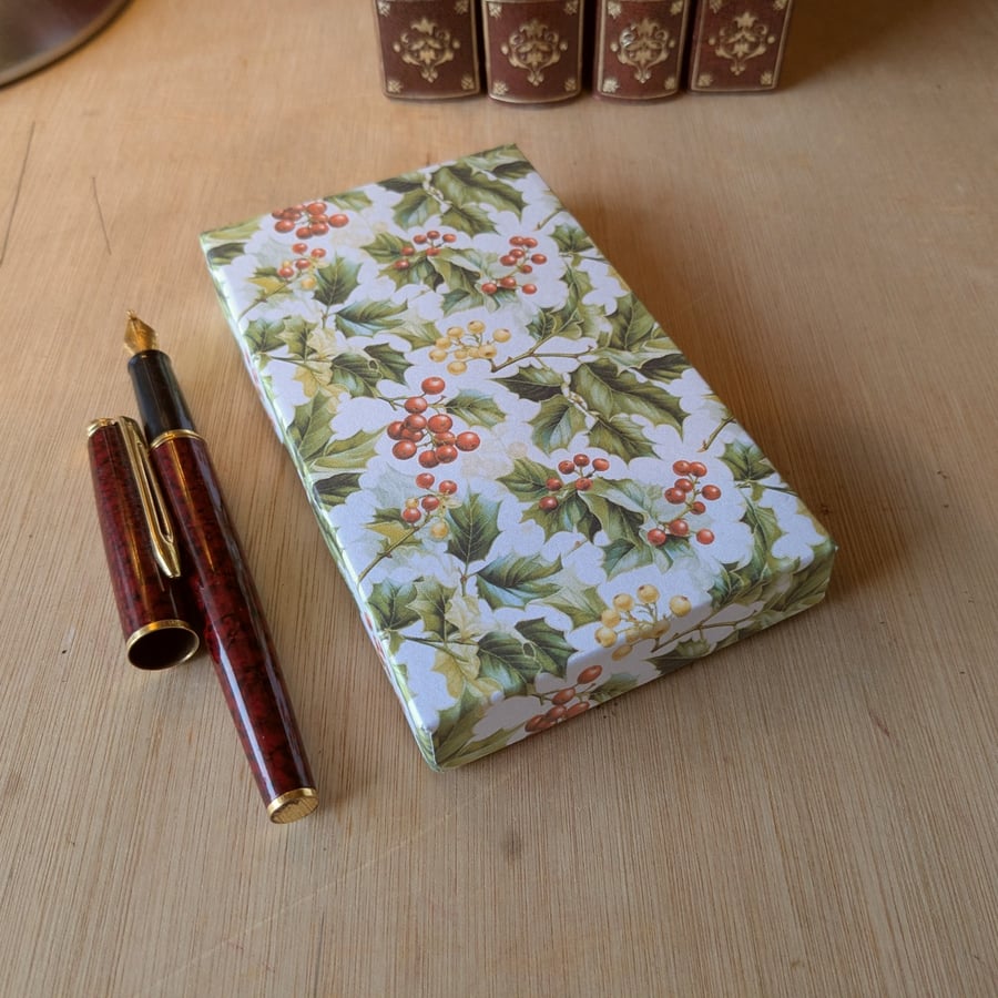 Holly at Christmas (A) - an ultra-thin necklace giftbox