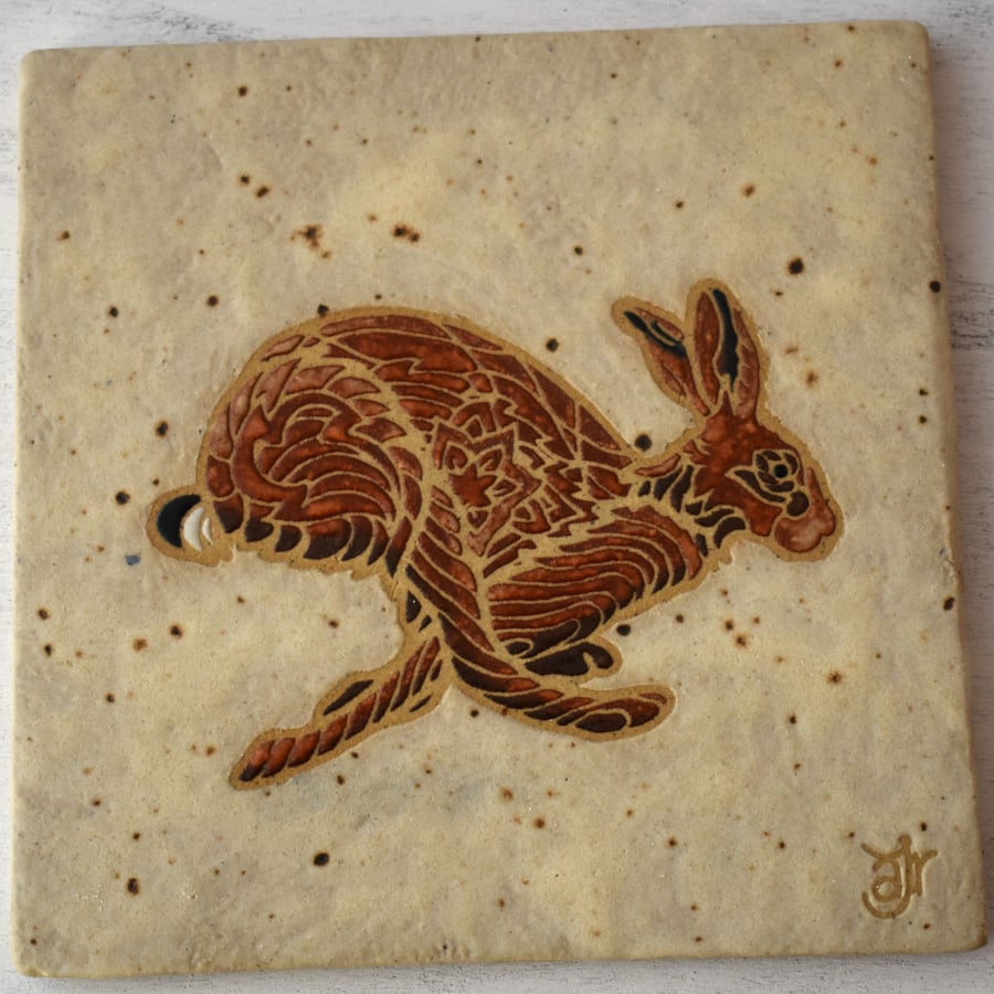 WP46R Wall plaque tile with running hare picture