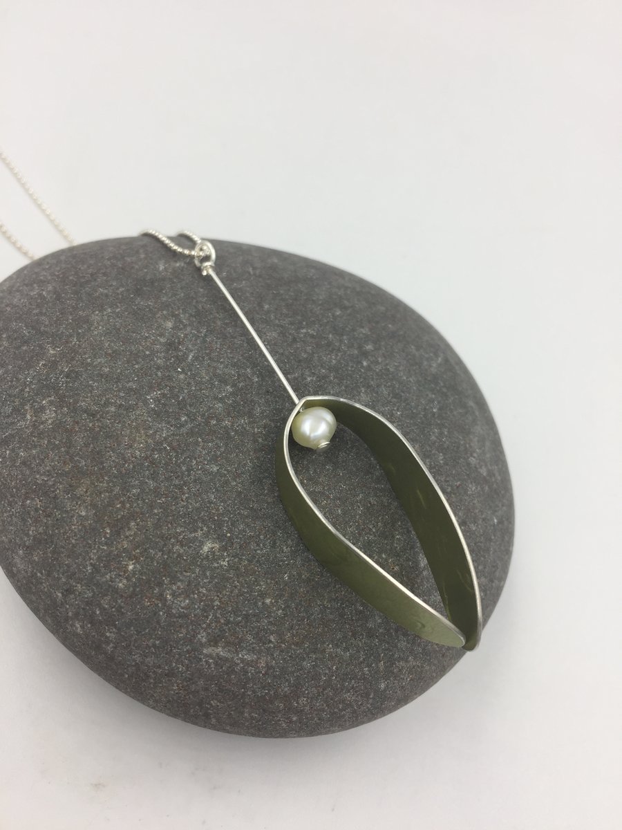 Anodised aluminium ‘Berry’ pendant in pale green with freshwater pearl
