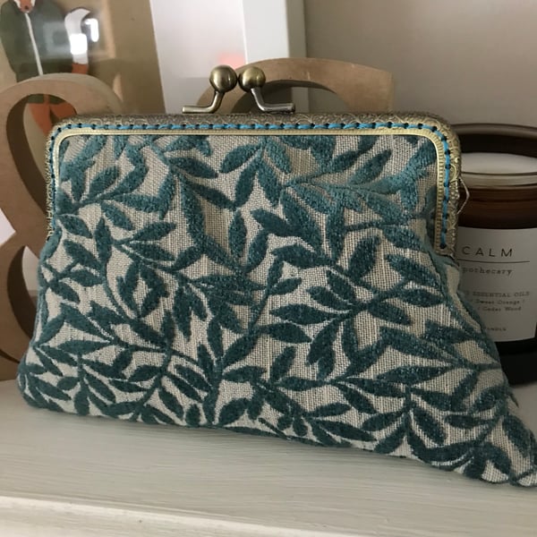 Vintage look - Teal velour clasp purse