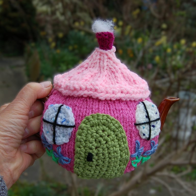 Knitted tea cosy -  Country cottage design to fit a one or two cup teapot
