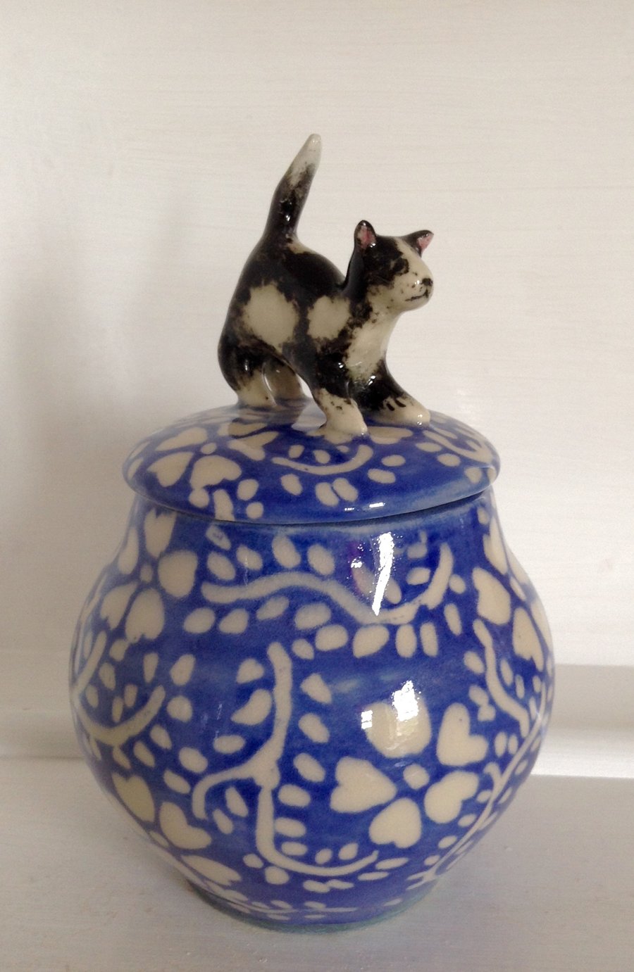 Storage jar with kitten lid