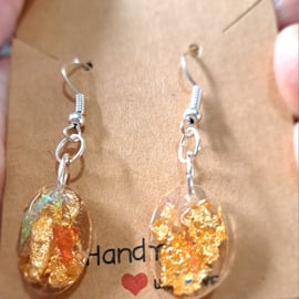 Sparkly pair of oval gold and dichoric effect earrings