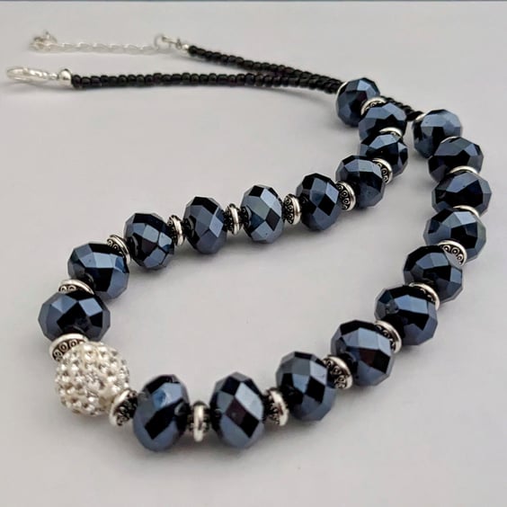 Black faceted glass bead necklace - 1002684