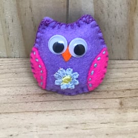 Felt Owl Brooch. (071)