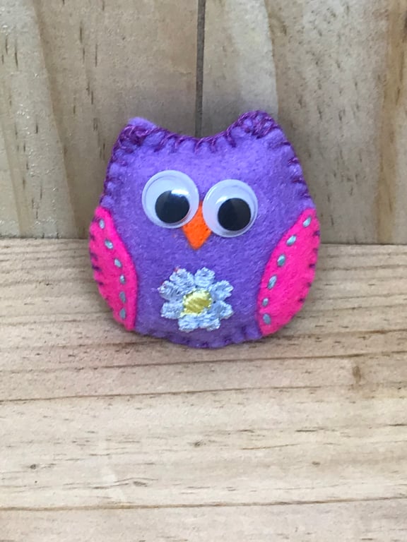 Felt Owl Brooch. (071)