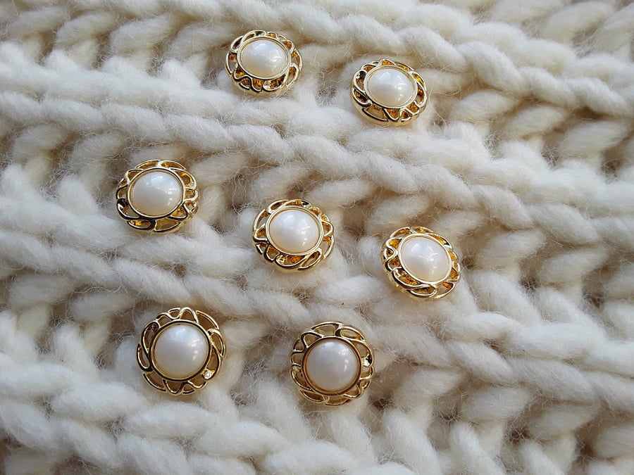 15mm 24L Gold and Pearl buttons Lightweight
