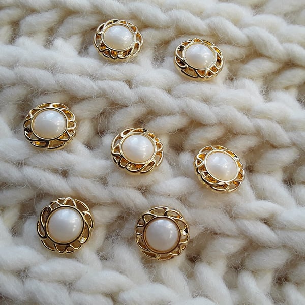 15mm 24L Gold and Pearl buttons Lightweight