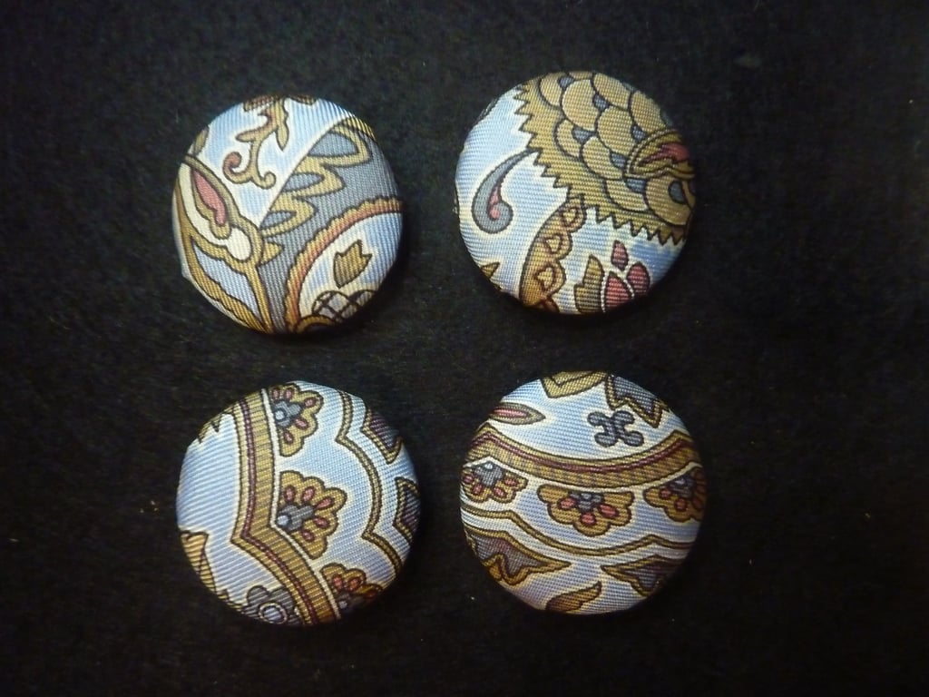 4 Silk Buttons Flower & Vine Pattern 30mm 1.25inches Metal 2 Hole Back 