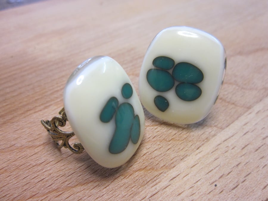 Handmade glass cabochon filigree ring - vanilla with teal reaction