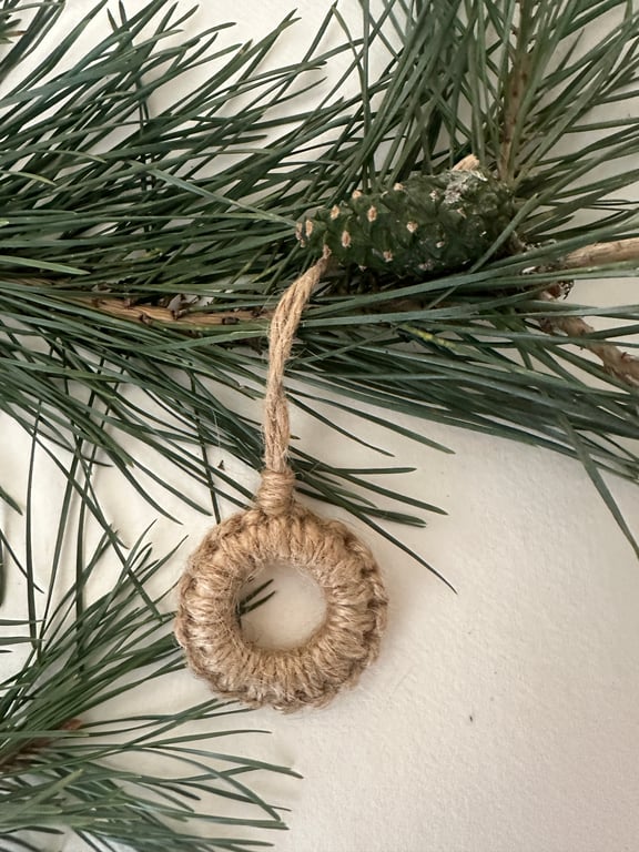 Small macrame ring decoration in jute 