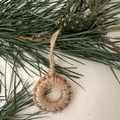 Small macrame ring decoration in jute 