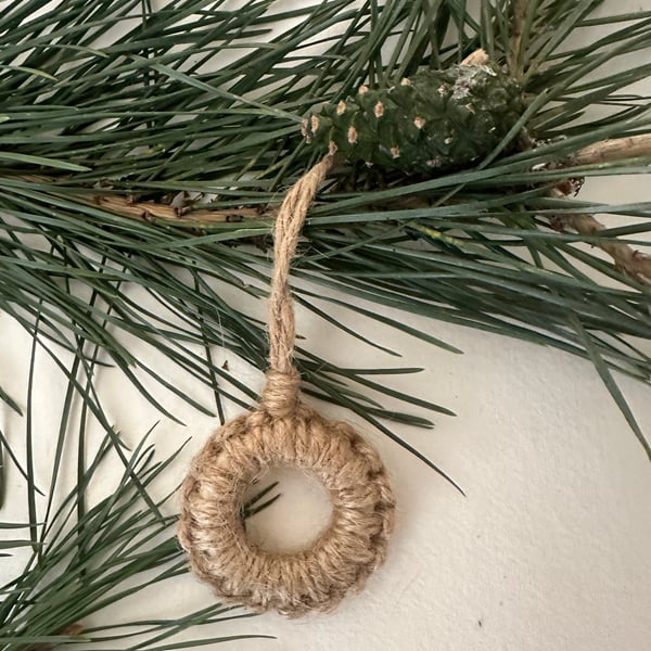 Small macrame ring decoration in jute 