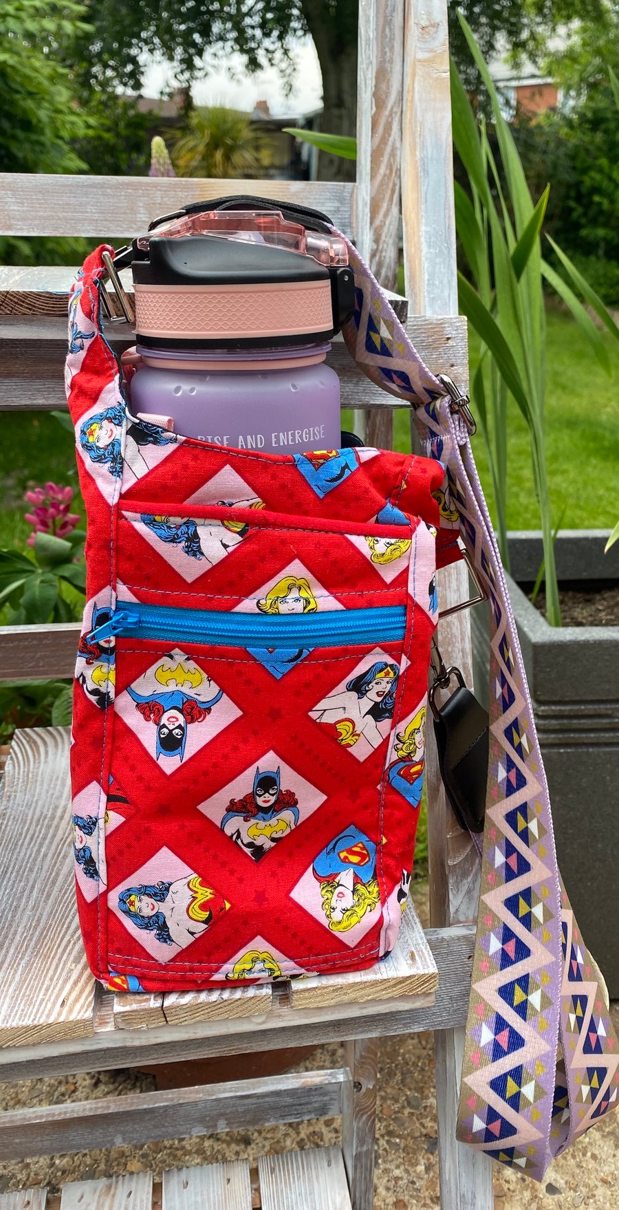 Drinks carrier ideal for bottles.