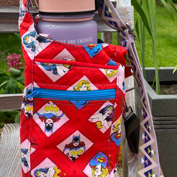 Drinks carrier ideal for bottles.