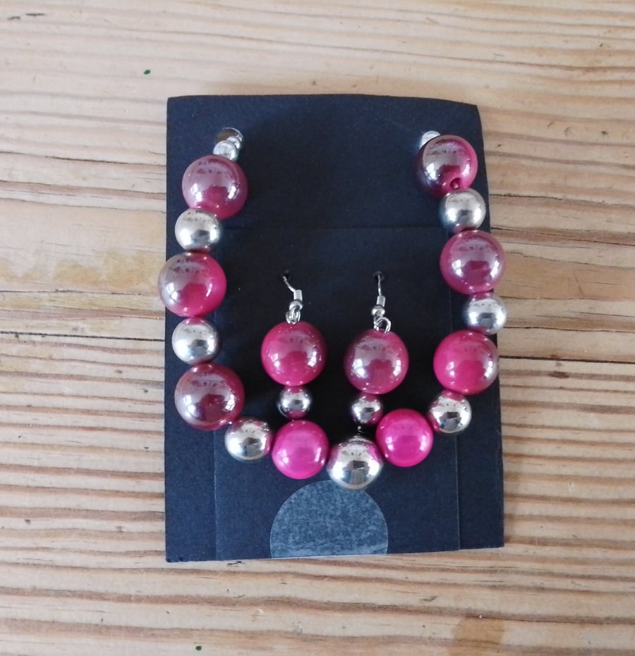 Handmade beaded bracelet and earring set.