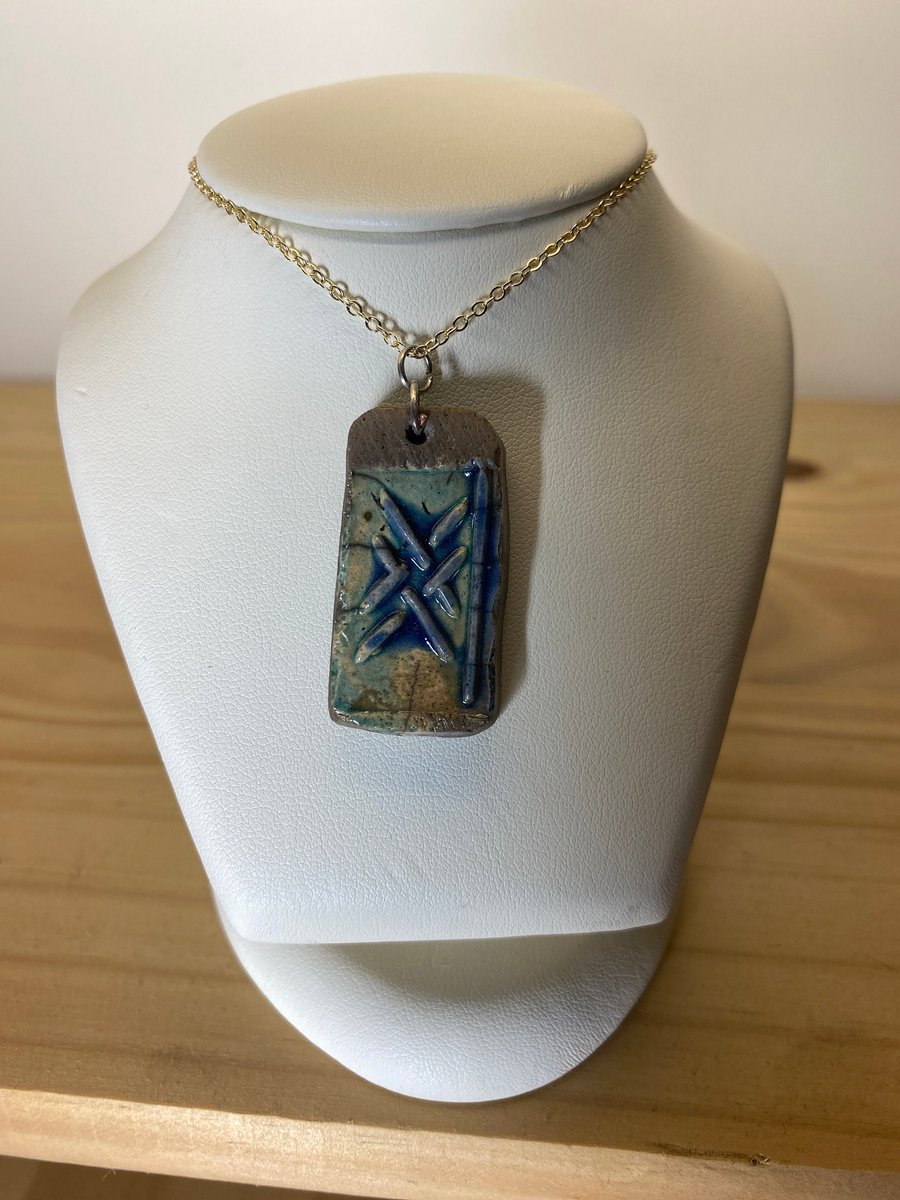 Ogham rune pendant, Ifn, gooseberry plant (655)
