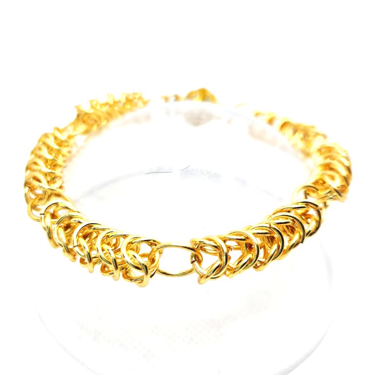 Gold plated chainmaille bracelet with fancy gold coloured magnetic clasp