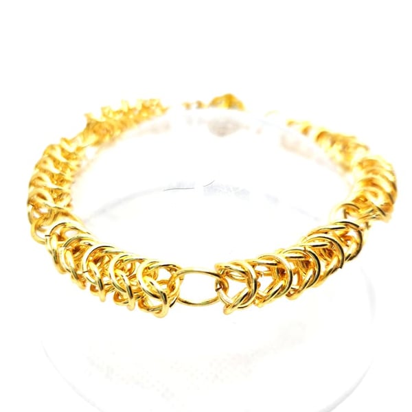 Gold plated chainmaille bracelet with fancy gold coloured magnetic clasp