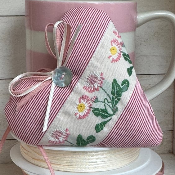 WILD DAISY HEART - lavender or wool - fabric heart decoration - pink and ivory