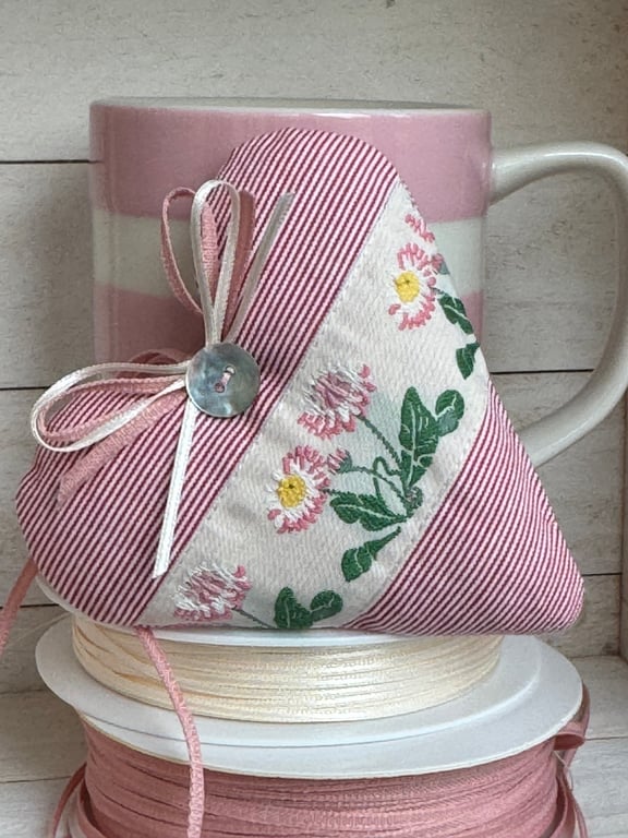 WILD DAISY HEART - lavender or wool - fabric heart decoration - pink and ivory