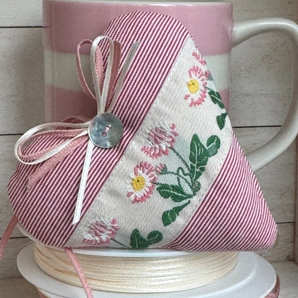 WILD DAISY HEART - lavender or wool - fabric heart decoration - pink and ivory