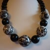 BLACK AND BEIGE CHUNKY NECKLACE.  478